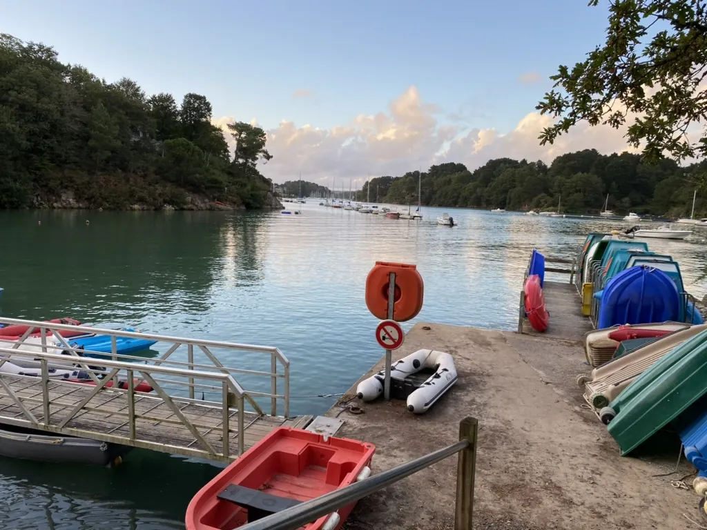 La cale du Pouldon et les barques sur la ria de l’Aven