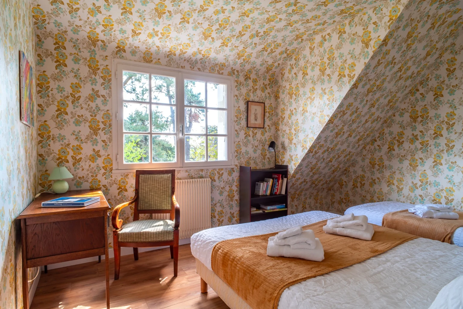 Chambre double lumineuse à l’étage avec vue sur les arbres