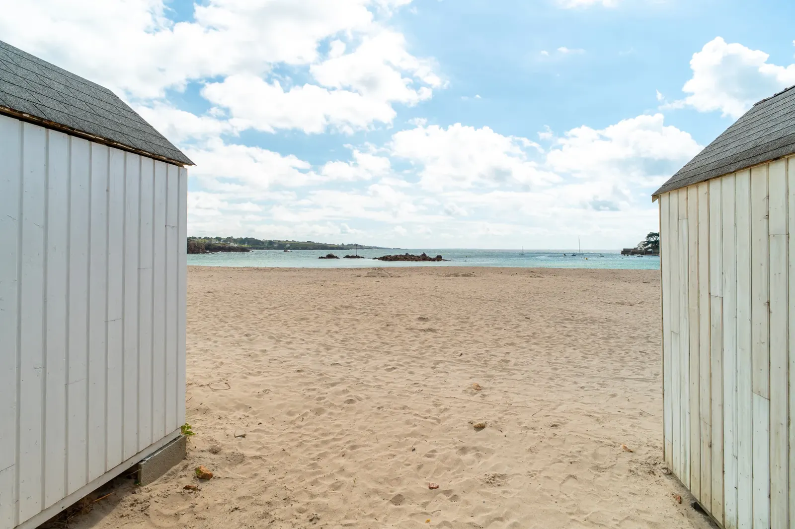 Plage de Port-Manec’h vue entre deux cabines blanches