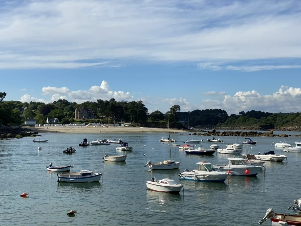 Bateaux au mouillage à Port-Manec’h avec la plage Saint-Nicolas en arrière-plan