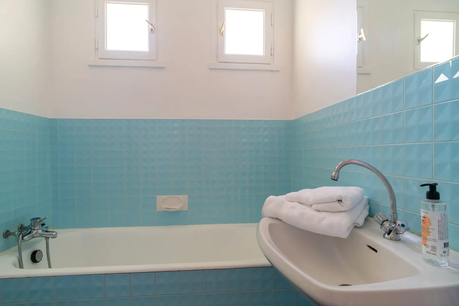 Salle de bain du rez-de-chaussée avec baignoire et carrelage bleu