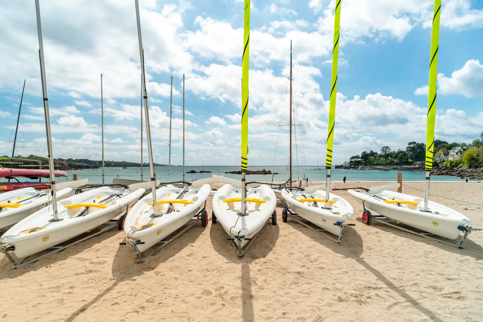 Dériveurs de l’école de voile sur la plage de Port-Manec’h